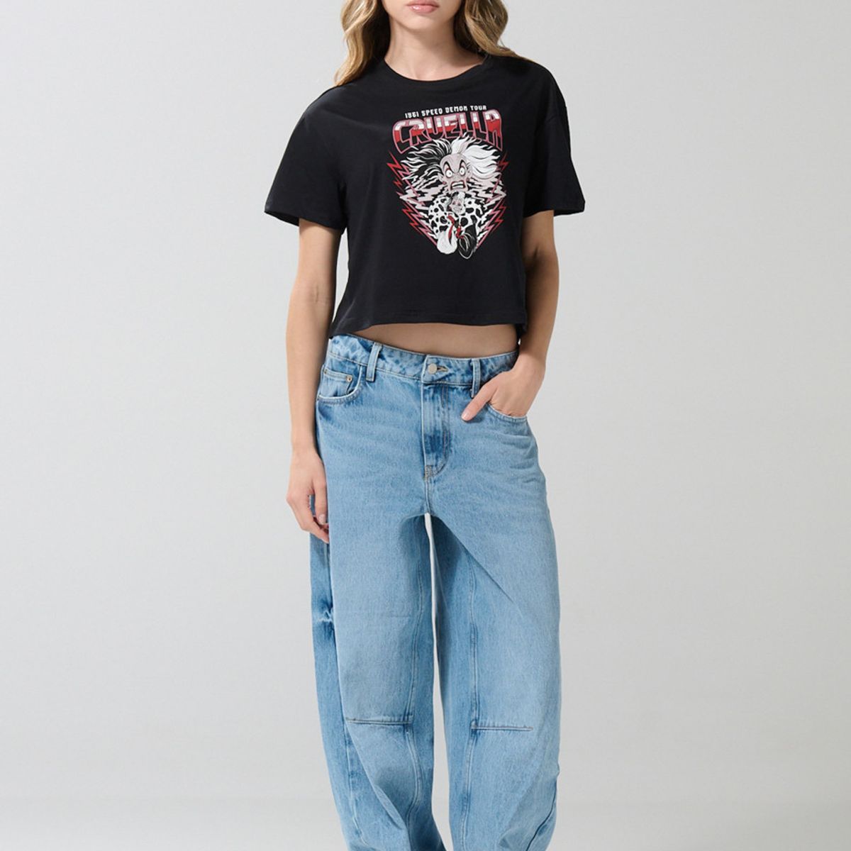 KOAJ - KOAJ Camiseta crop top negra con estampado de Cruella de Vil Mujer