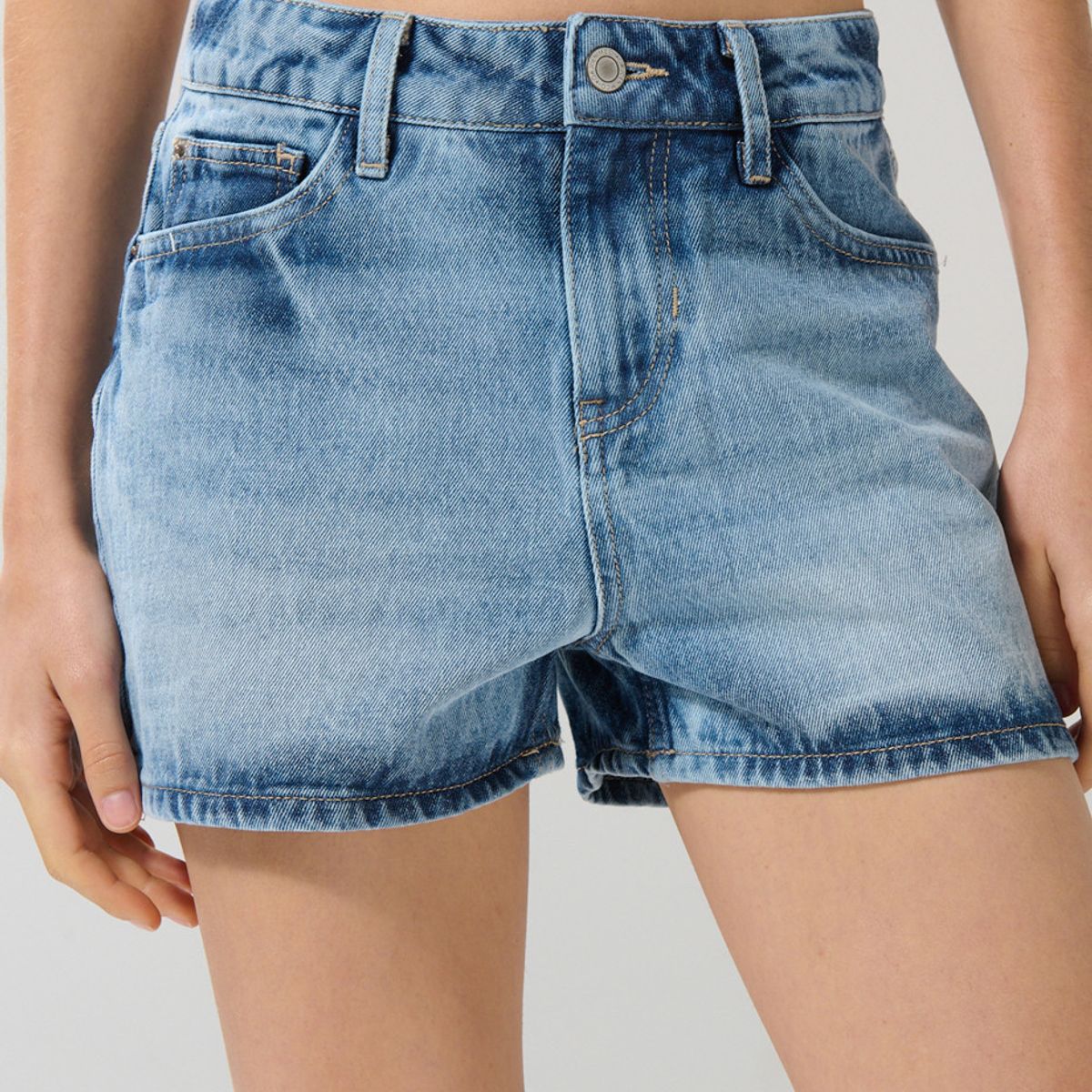 KOAJ - KOAJ Short azul claro en jean con tiro alto y ligeros desgas Short azul claro en jean con tiro alto y ligeros desgas Mujer