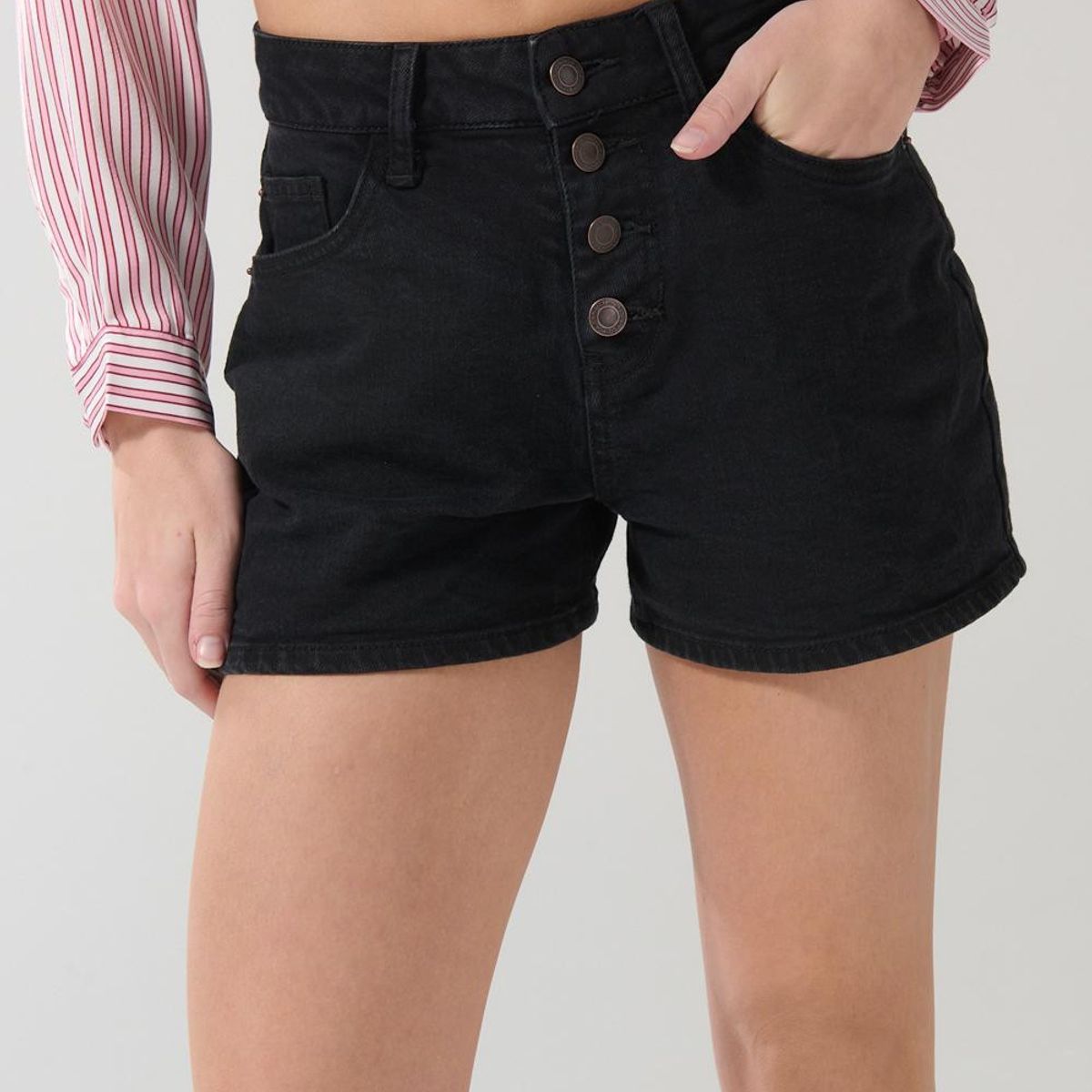 KOAJ - KOAJ Short negro en jean tiro alto con botones en frente Short negro en jean tiro alto con botones en frente Mujer