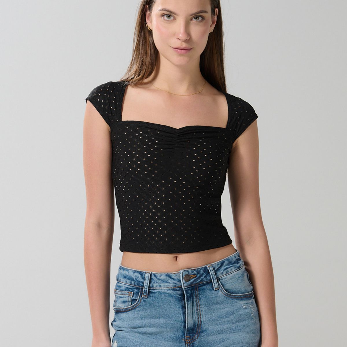 KOAJ - KOAJ Camiseta negra con texturas, escote corazón y manga cor Mujer