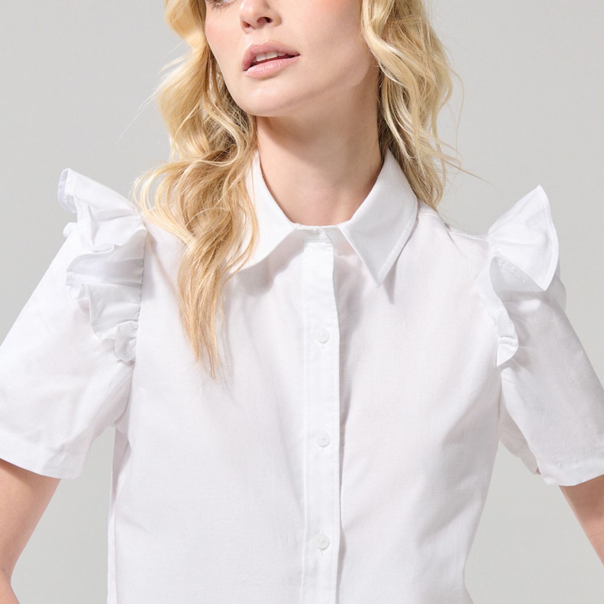 KOAJ - KOAJ Blusa blanca con manga corta y detalles con golas Mujer