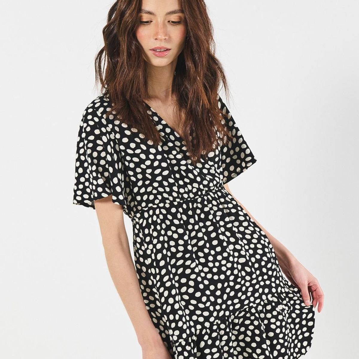 KOAJ - KOAJ Vestido unicolor corto con escote V y diseños Mujer