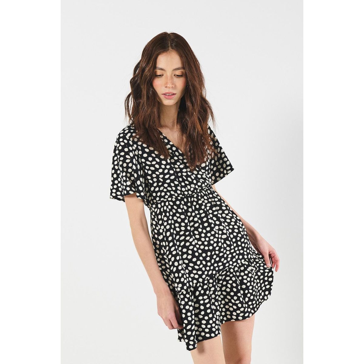 KOAJ - KOAJ Vestido unicolor corto con escote V y diseños Mujer