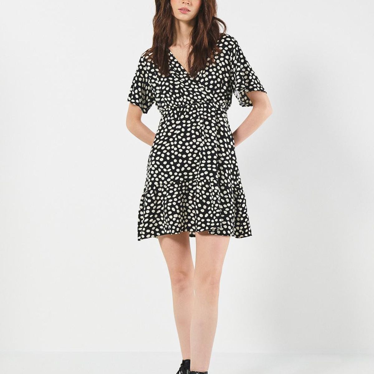 KOAJ - KOAJ Vestido unicolor corto con escote V y diseños Mujer