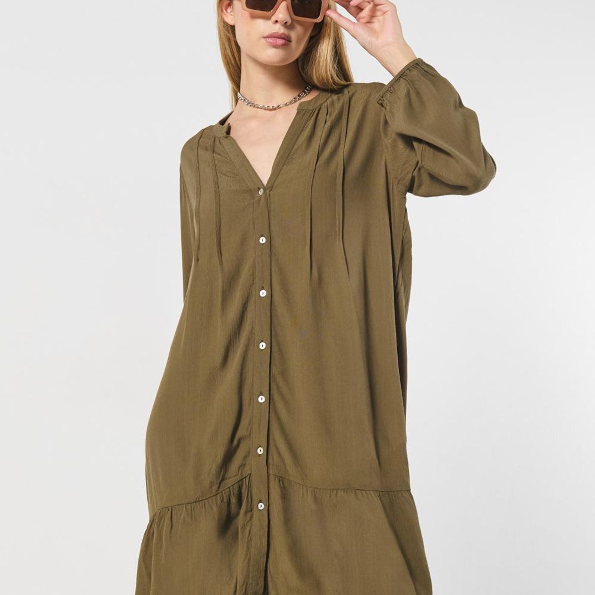 KOAJ - KOAJ Vestido corto café con cuello nerú, botones y manga 3/ Mujer