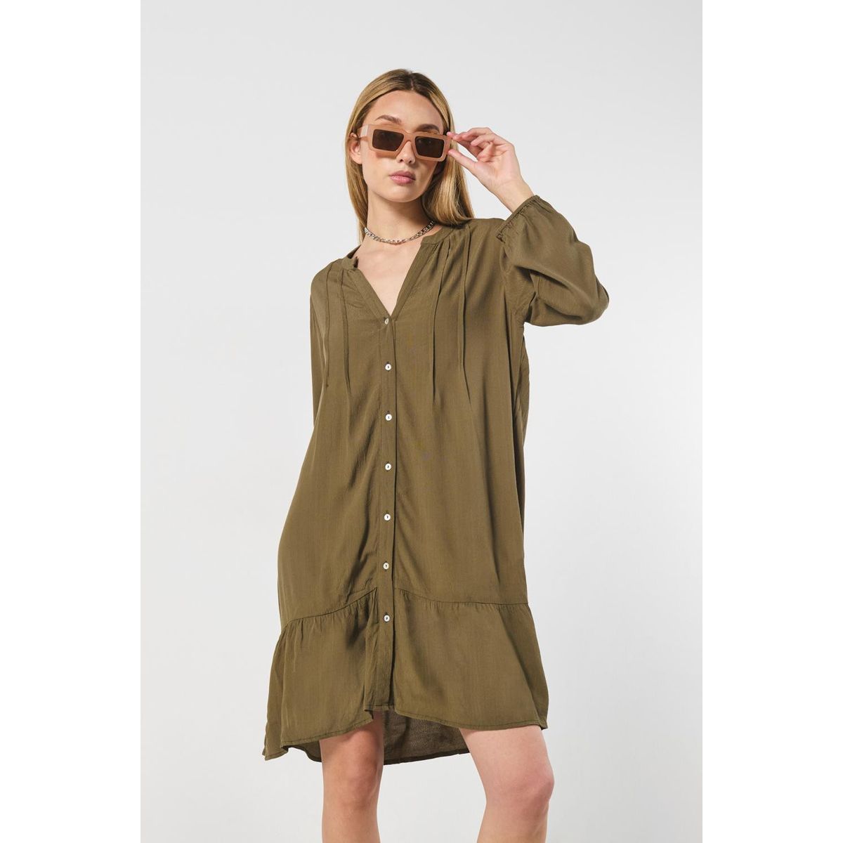 KOAJ - KOAJ Vestido corto café con cuello nerú, botones y manga 3/ Mujer