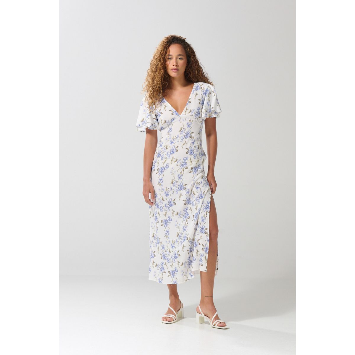 KOAJ - KOAJ Vestido crema claro largo con flores y escote V Mujer