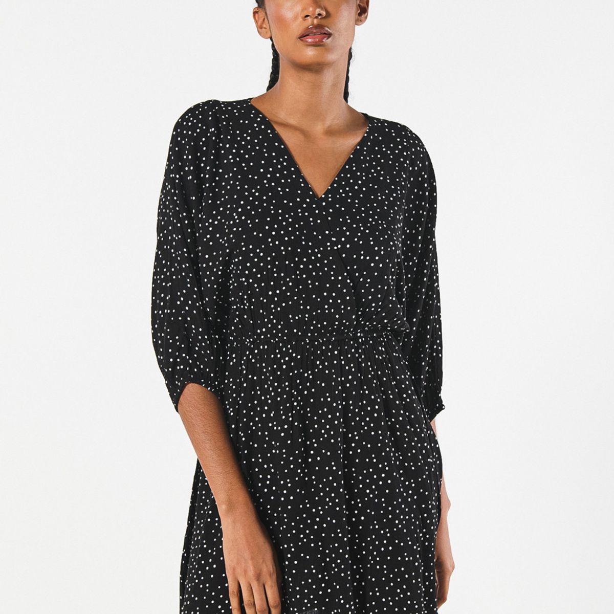 KOAJ - KOAJ Vestido corto negro con escote cruzado y puntos estampa Mujer