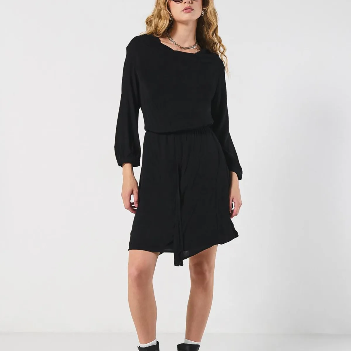 KOAJ - KOAJ Vestido corto negro con recogido en cintura y manga 3/ Mujer