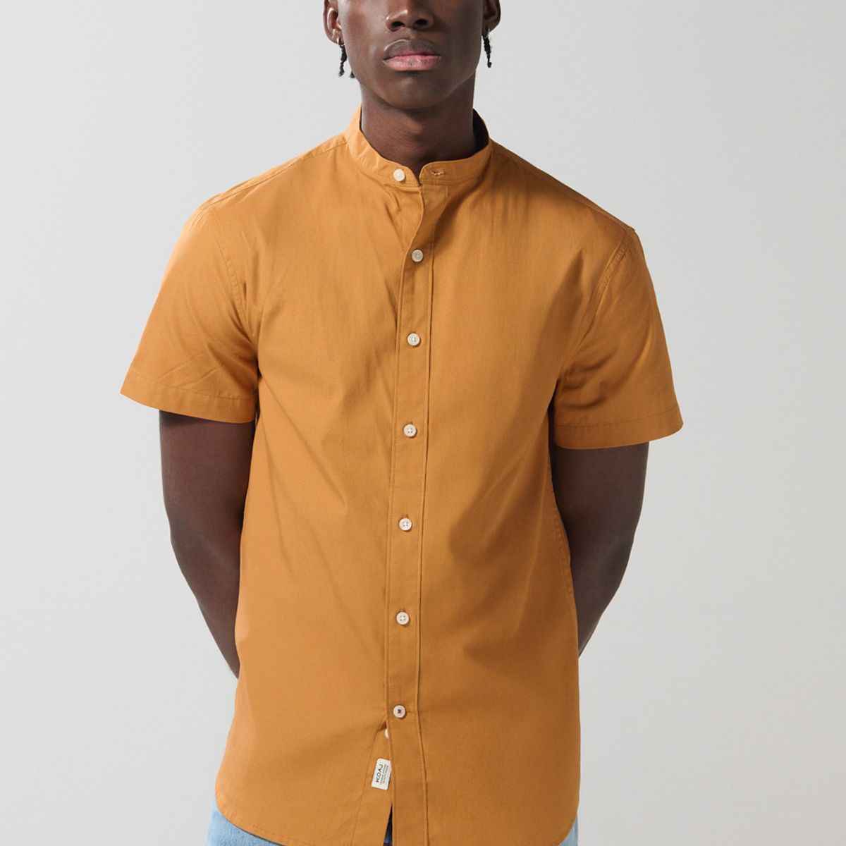 KOAJ - KOAJ Camisa cuello nerú unicolor en algodón con manga corta Hombre