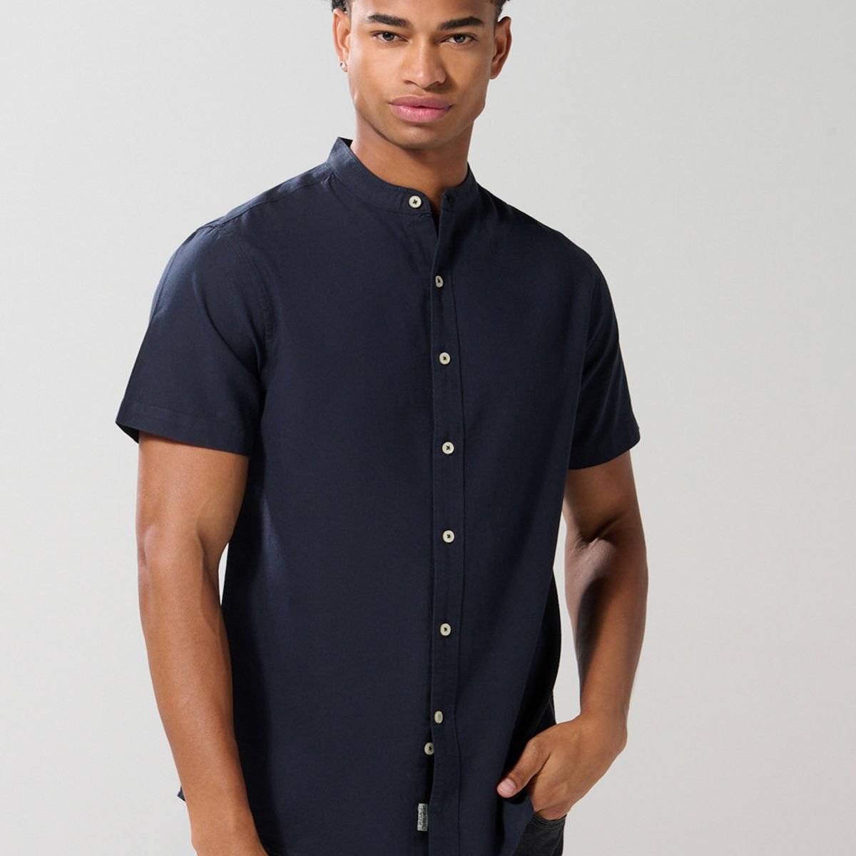 KOAJ - KOAJ Camisa cuello nerú unicolor con botones en frente Hombre