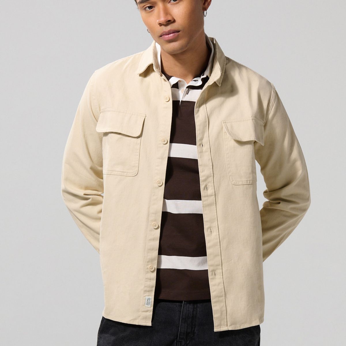 KOAJ - KOAJ Sobre camisa en colores solidos de onda utilitaria con  Hombre