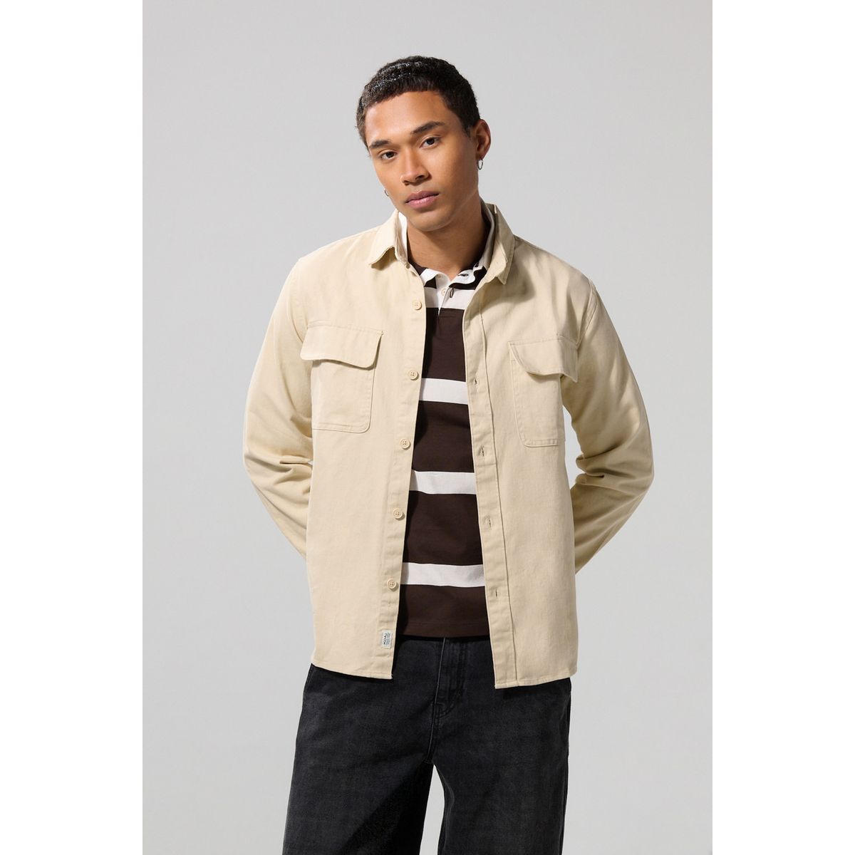 KOAJ - KOAJ Sobre camisa en colores solidos de onda utilitaria con  Hombre