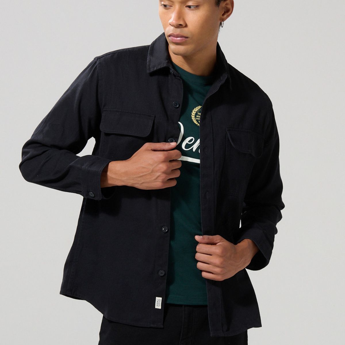 KOAJ - KOAJ Sobre camisa en colores solidos de onda utilitaria con  Hombre