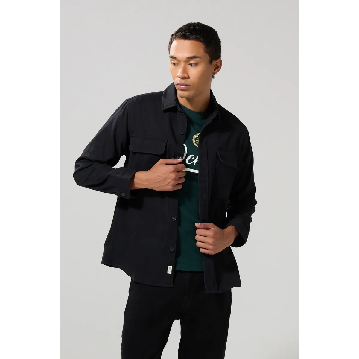 KOAJ - KOAJ Sobre camisa en colores solidos de onda utilitaria con  Hombre