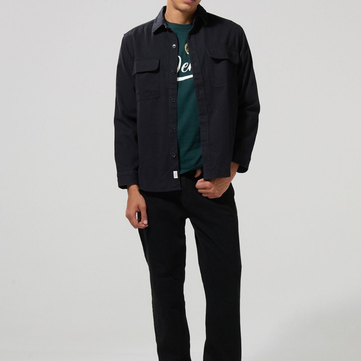 KOAJ - KOAJ Sobre camisa en colores solidos de onda utilitaria con  Hombre