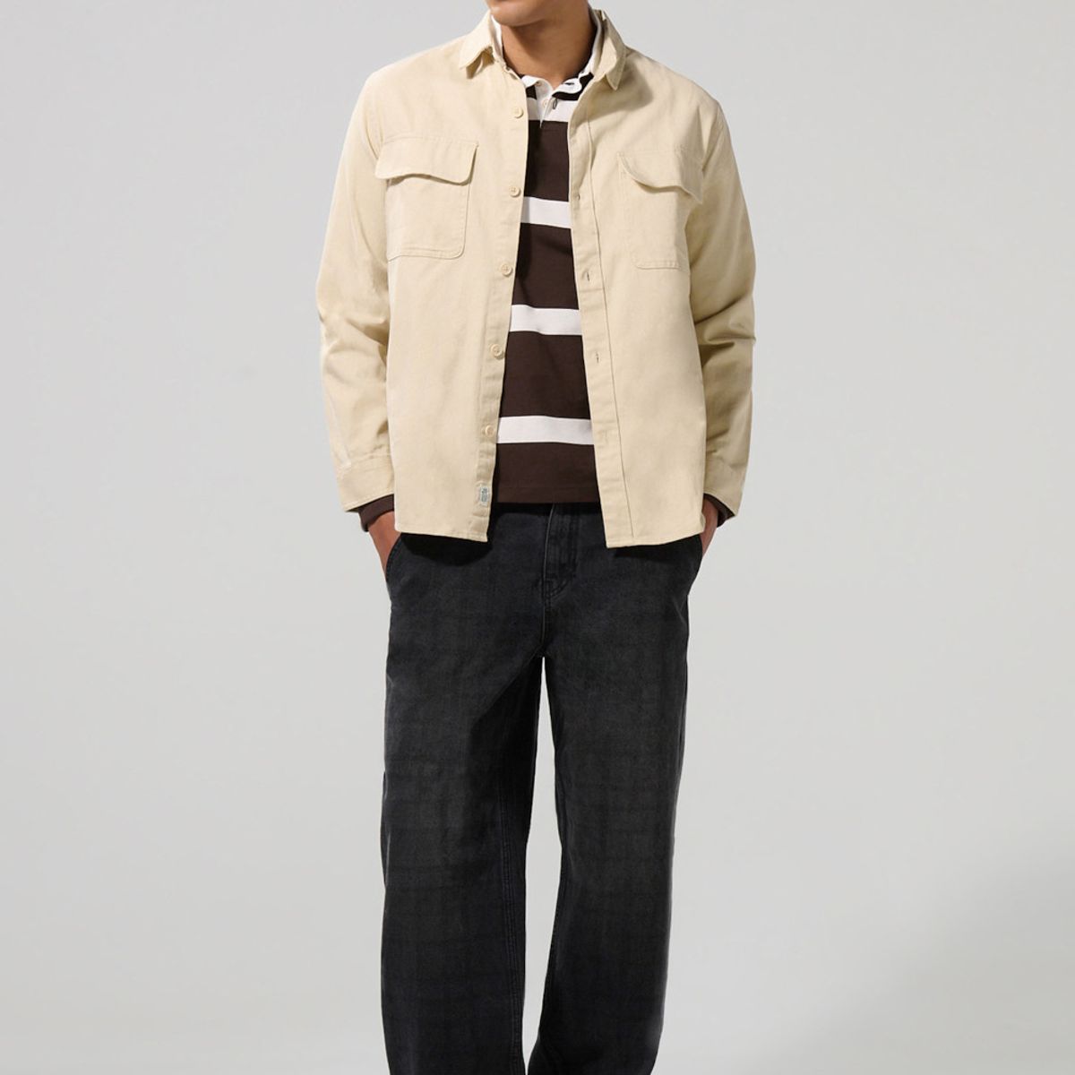 KOAJ - KOAJ Sobre camisa en colores solidos de onda utilitaria con  Hombre