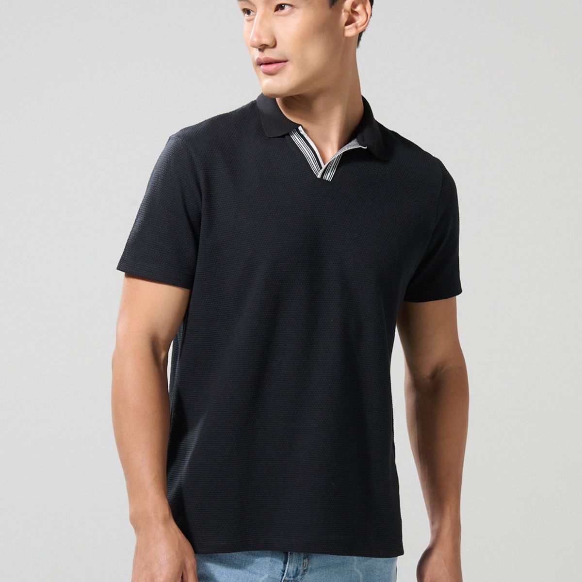 KOAJ - KOAJ Camiseta polo unicolor con cuello V en rectilíneo Hombre