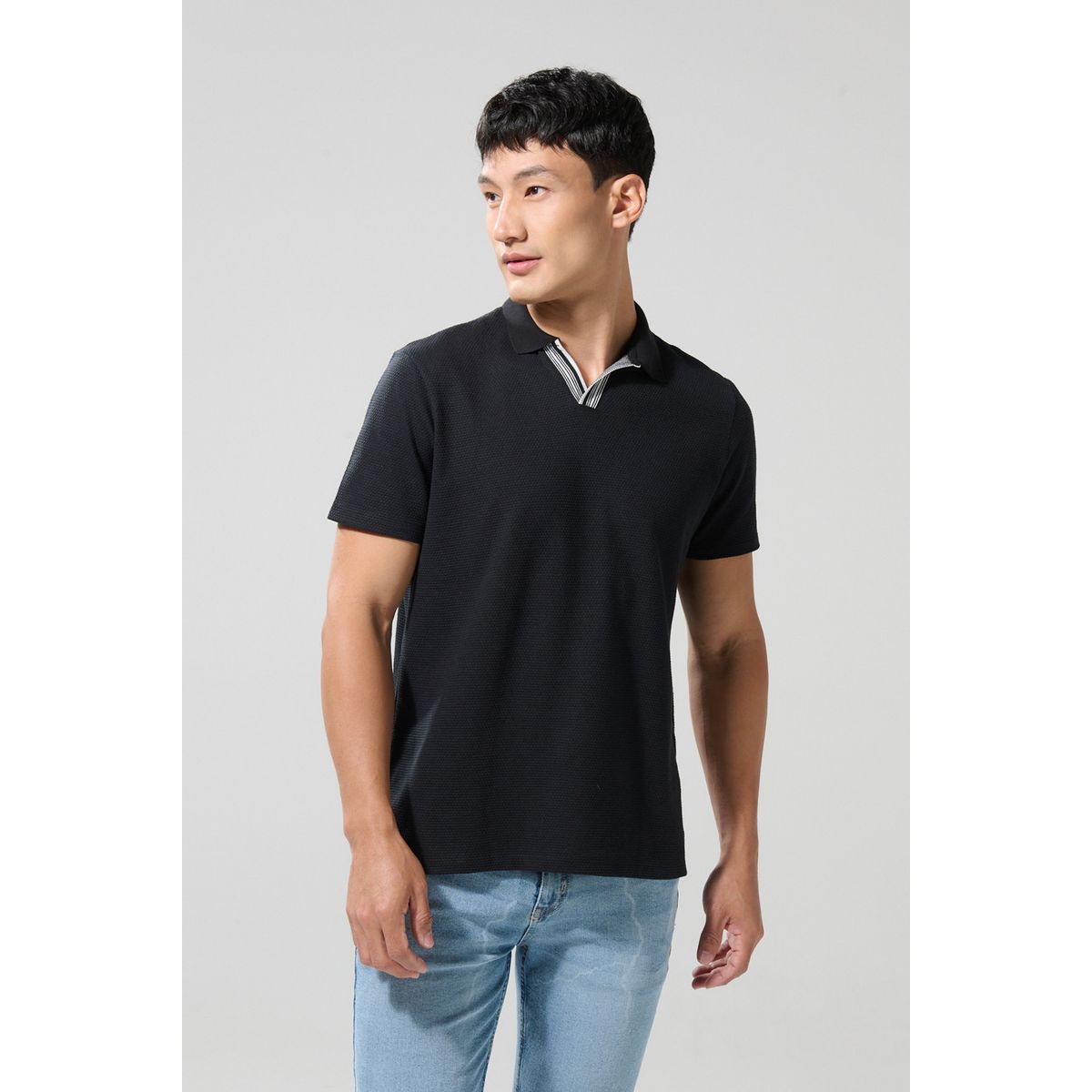 KOAJ - KOAJ Camiseta polo unicolor con cuello V en rectilíneo Hombre
