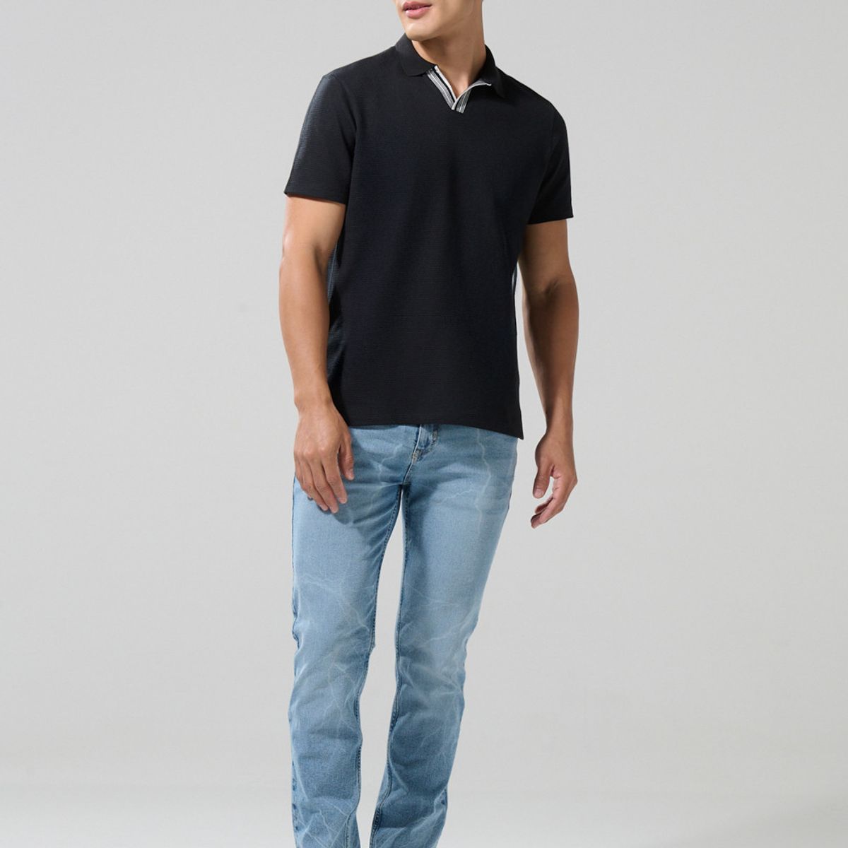 KOAJ - KOAJ Camiseta polo unicolor con cuello V en rectilíneo Hombre