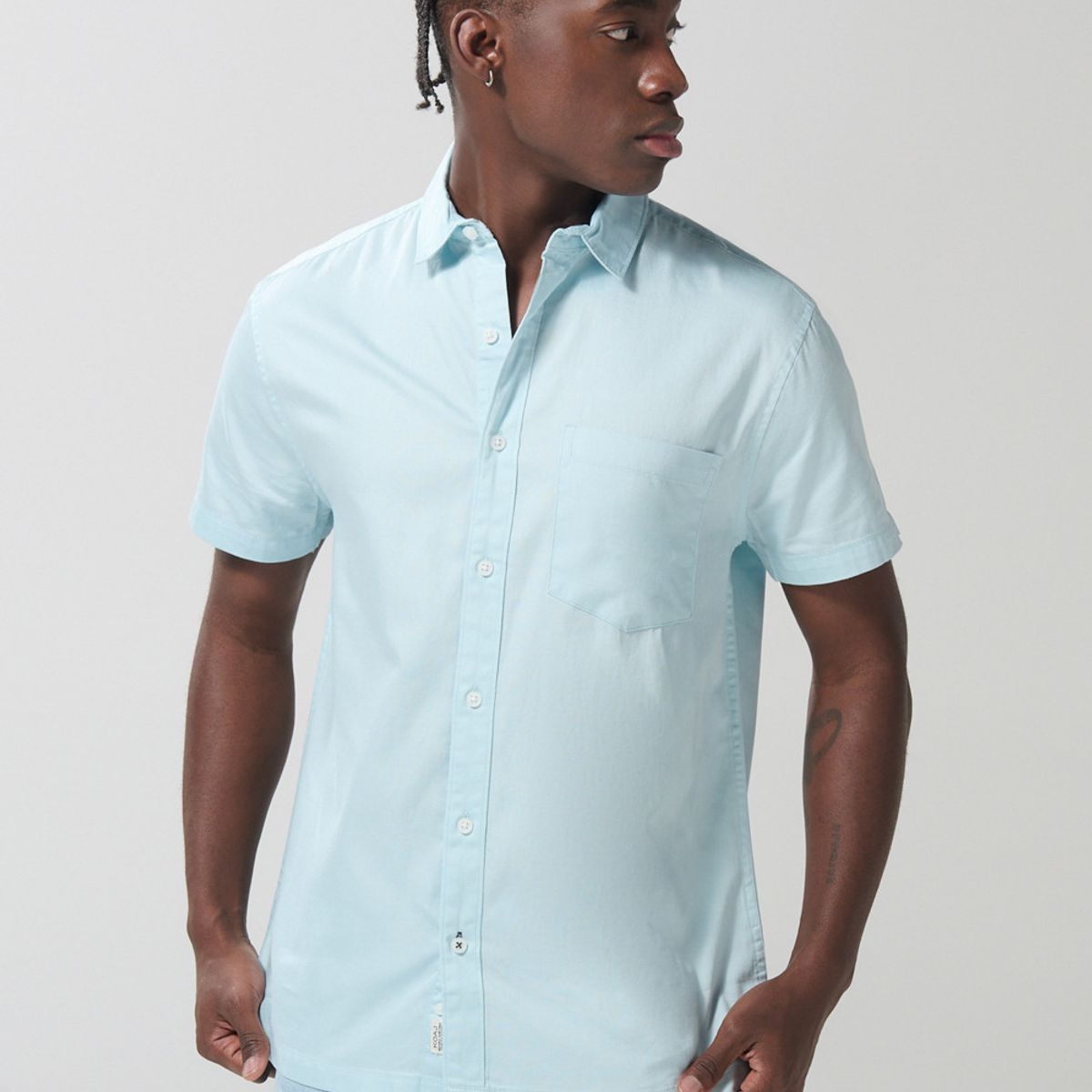 KOAJ - KOAJ Camisa unicolor con botones, cuello sport collar y bols Hombre