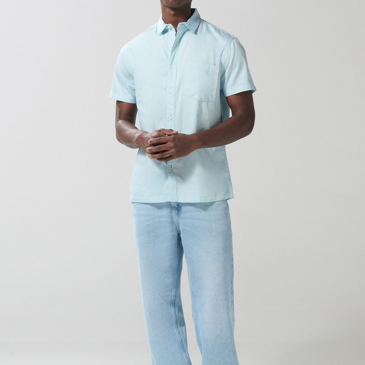 KOAJ - KOAJ Camisa unicolor con botones, cuello sport collar y bols Hombre