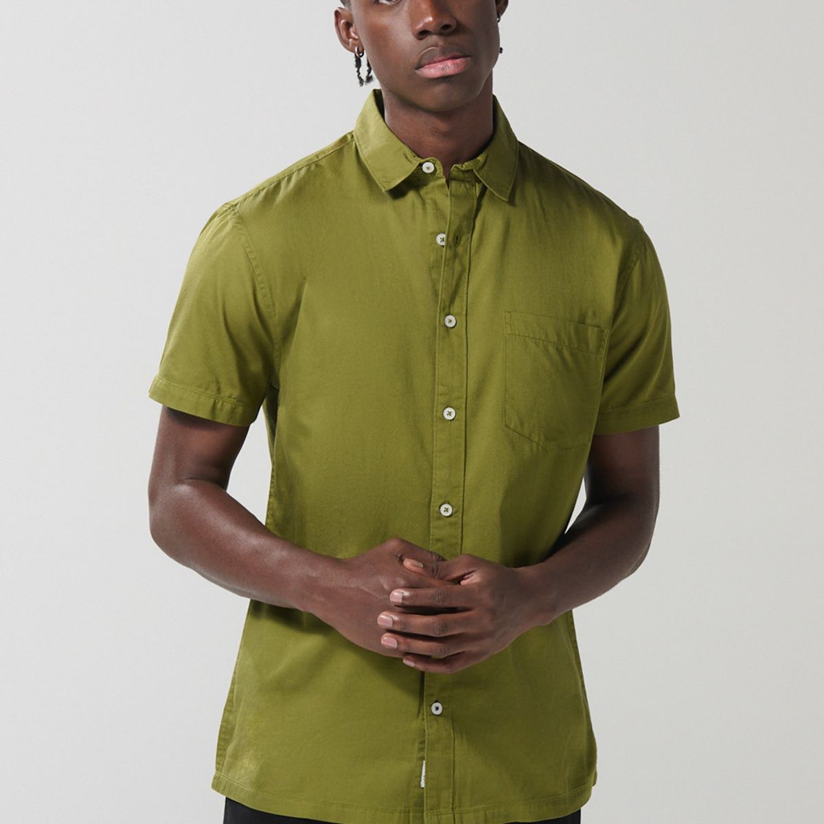 KOAJ - KOAJ Camisa unicolor con botones, cuello sport collar y bols Hombre