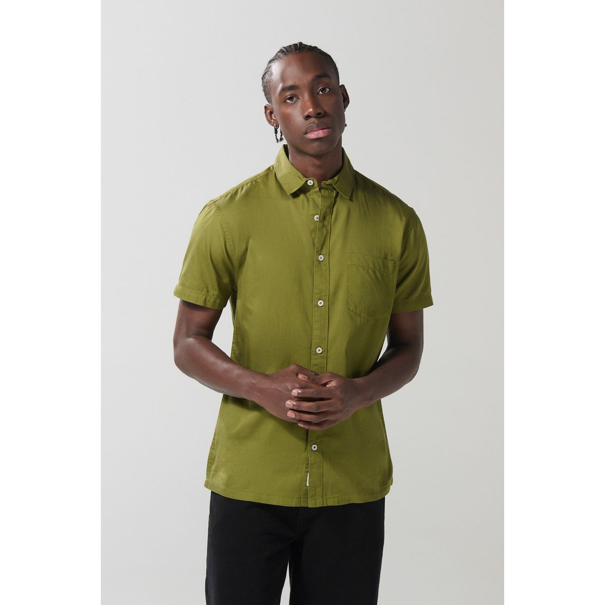KOAJ - KOAJ Camisa unicolor con botones, cuello sport collar y bols Hombre