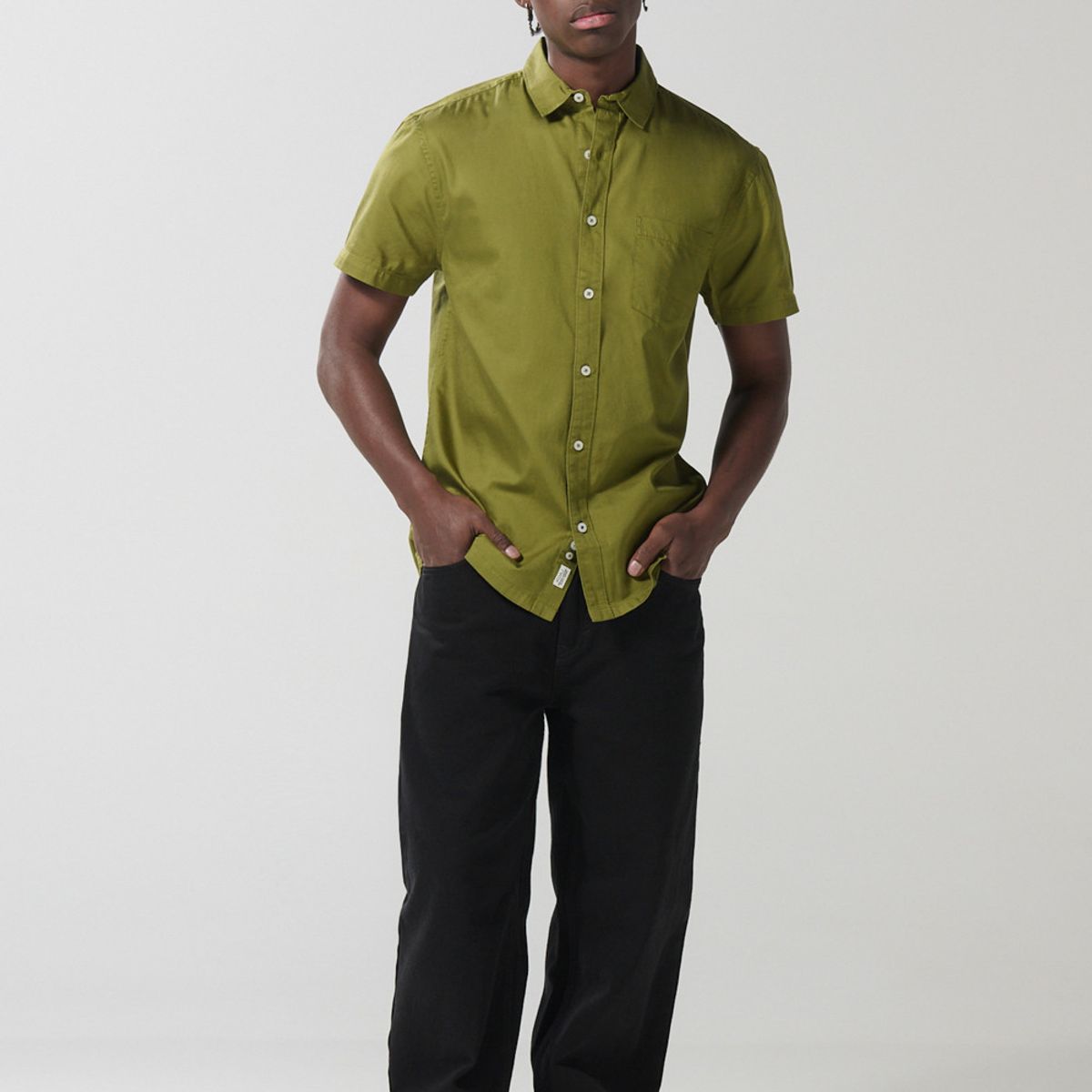 KOAJ - KOAJ Camisa unicolor con botones, cuello sport collar y bols Hombre