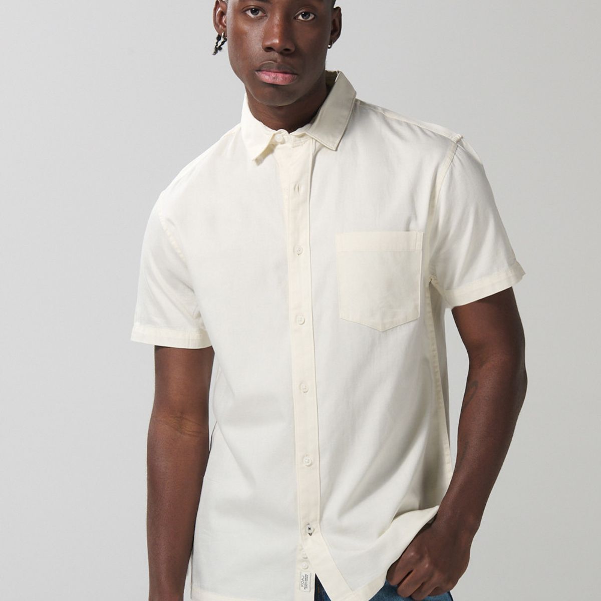 KOAJ - KOAJ Camisa unicolor con botones, cuello sport collar y bols Hombre