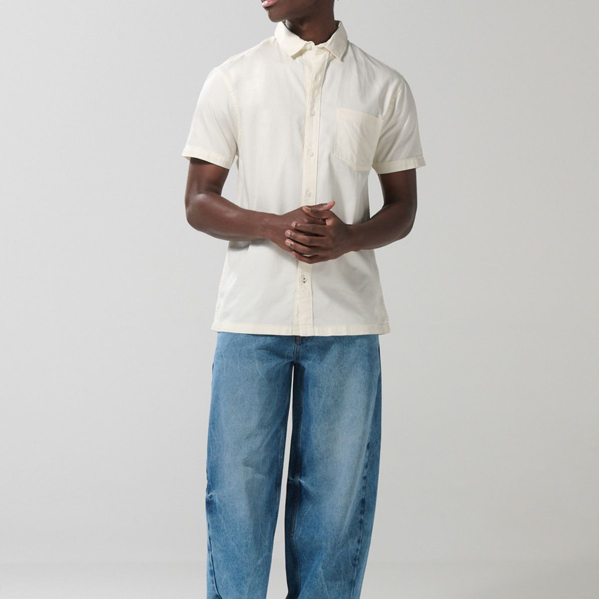 KOAJ - KOAJ Camisa unicolor con botones, cuello sport collar y bols Hombre