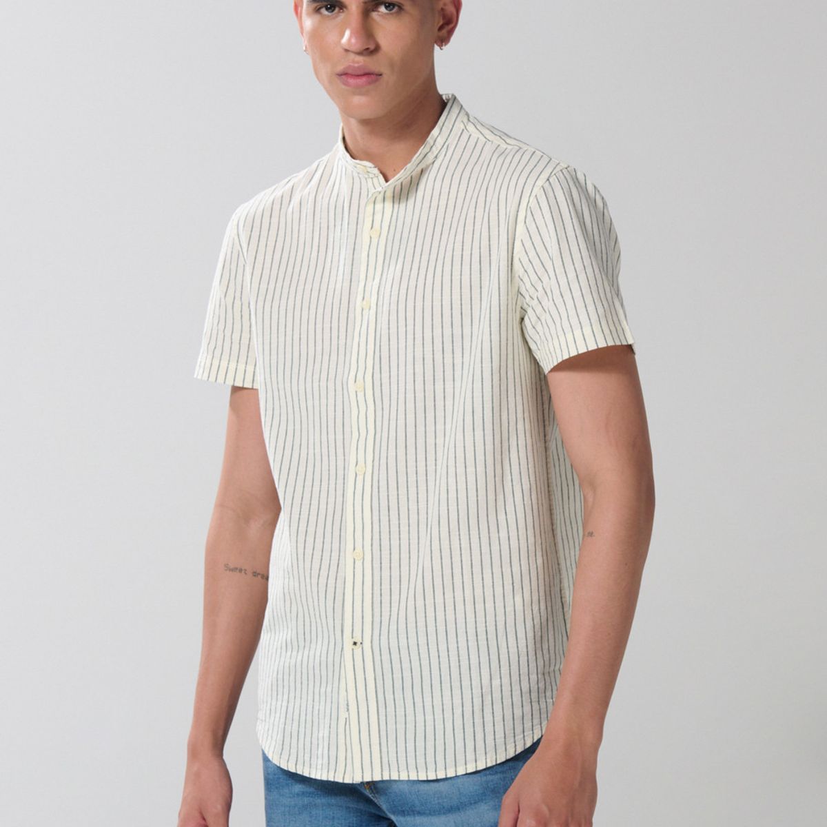 KOAJ - KOAJ Camisa unicolor a rayas manga corta con cuello nerú Hombre