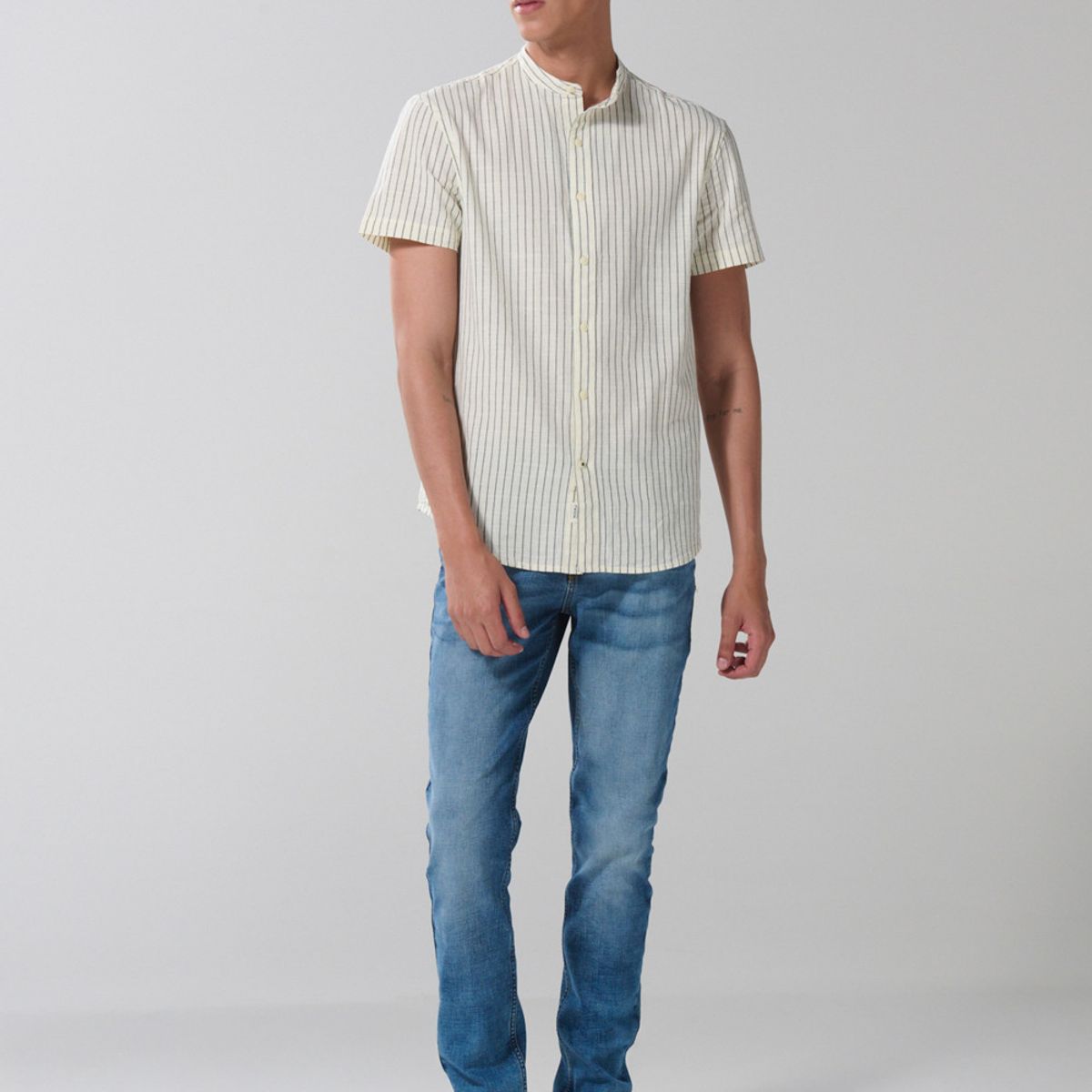 KOAJ - KOAJ Camisa unicolor a rayas manga corta con cuello nerú Hombre