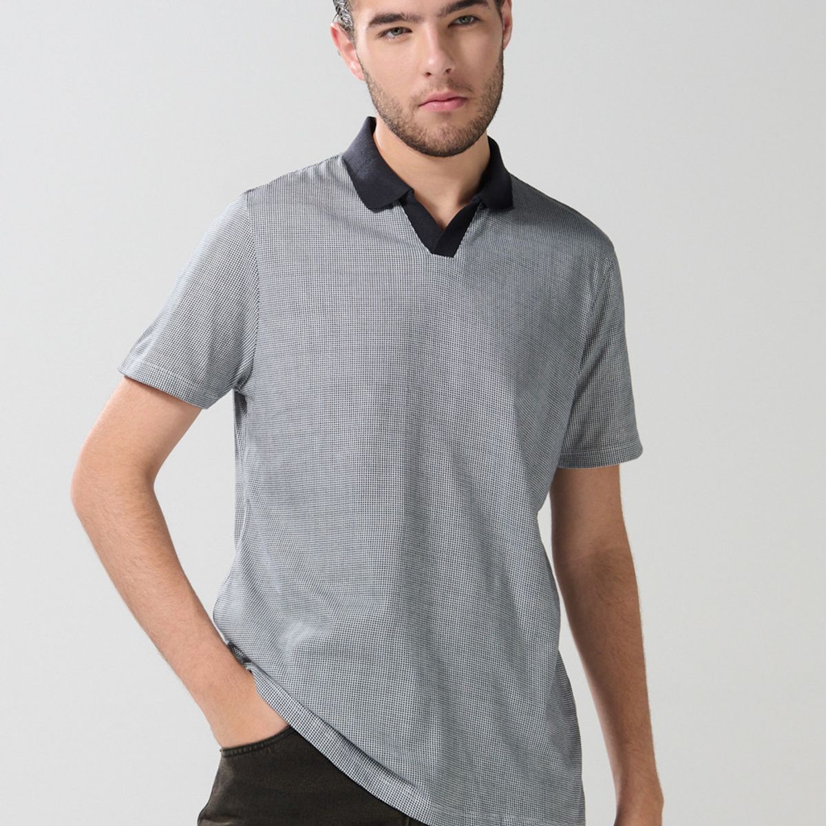 KOAJ - KOAJ Camiseta polo azul intensa con manga corta y cuello V Hombre