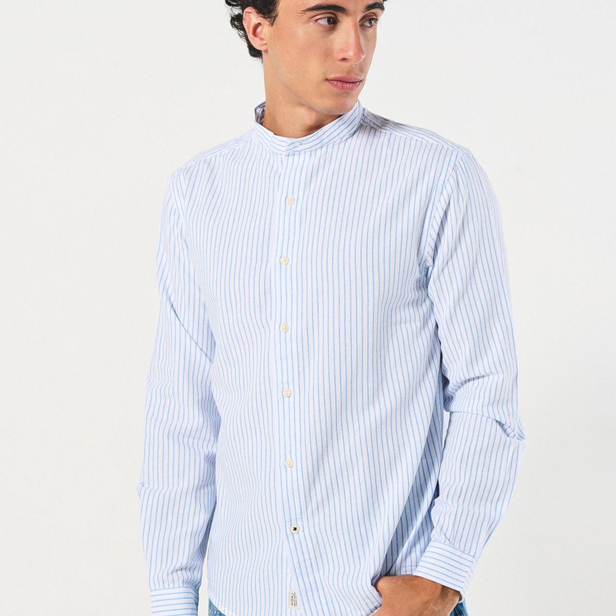 KOAJ - KOAJ Camisa blanca con cuello nerú y rayas azules Hombre