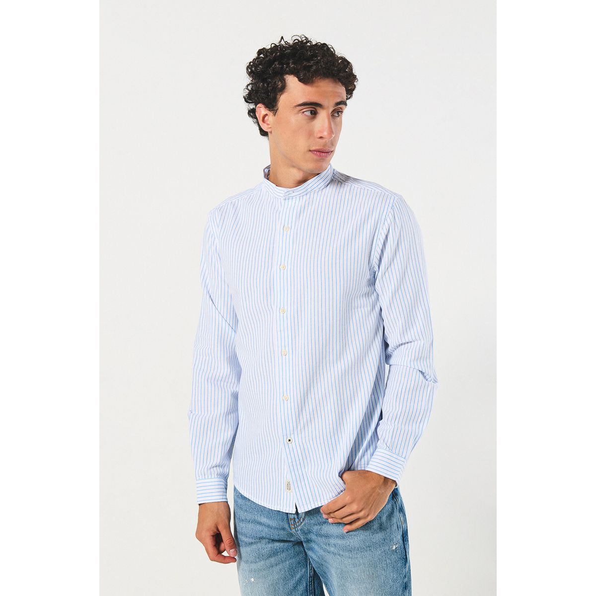 KOAJ - KOAJ Camisa blanca con cuello nerú y rayas azules Hombre