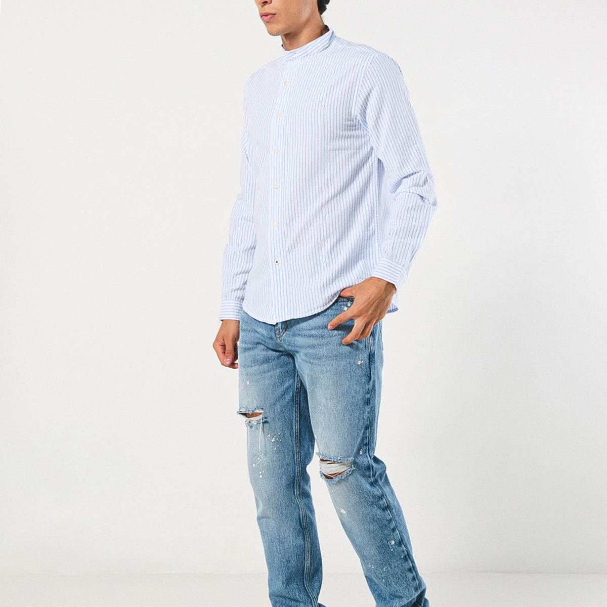 KOAJ - KOAJ Camisa blanca con cuello nerú y rayas azules Hombre