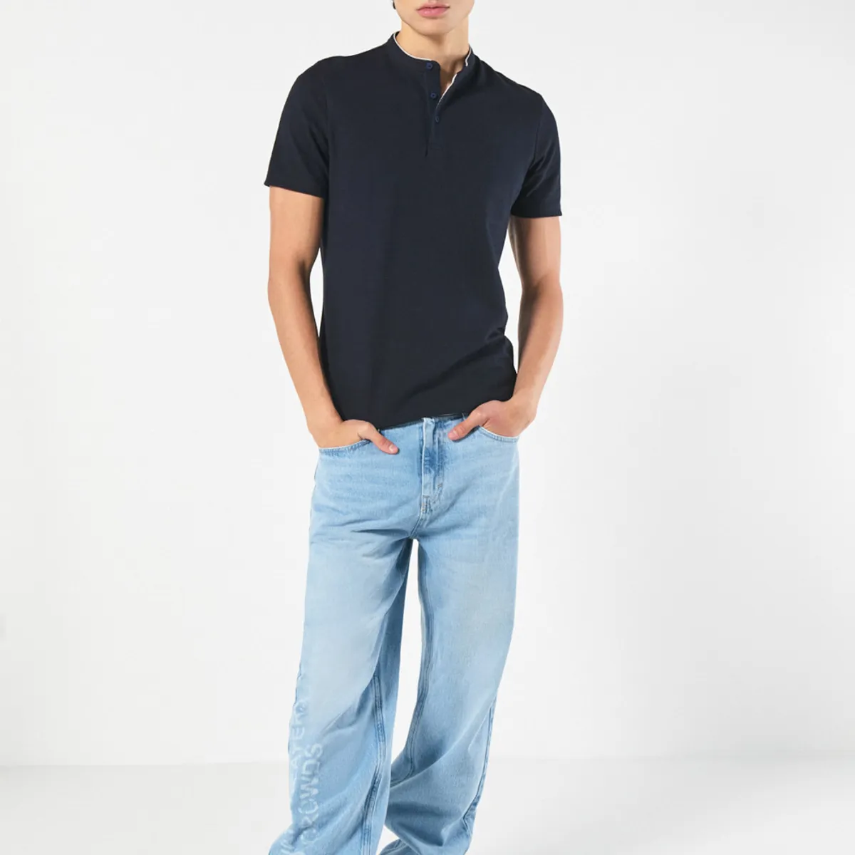 KOAJ - KOAJ Camiseta polo azul intensa con cuello nerú y botones Hombre