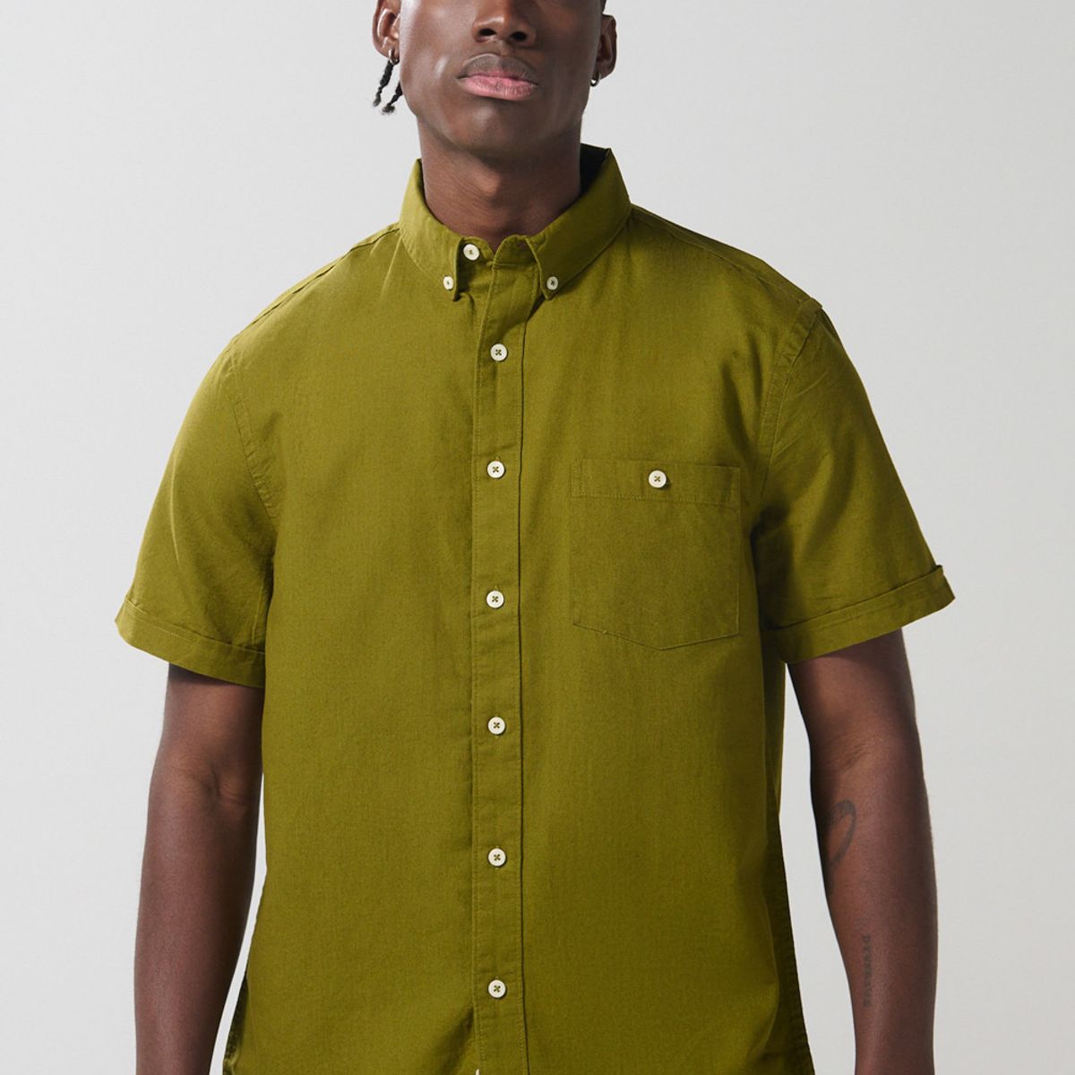 KOAJ - KOAJ Camisa unicolor con bolsillo en frente y cuello button  Hombre