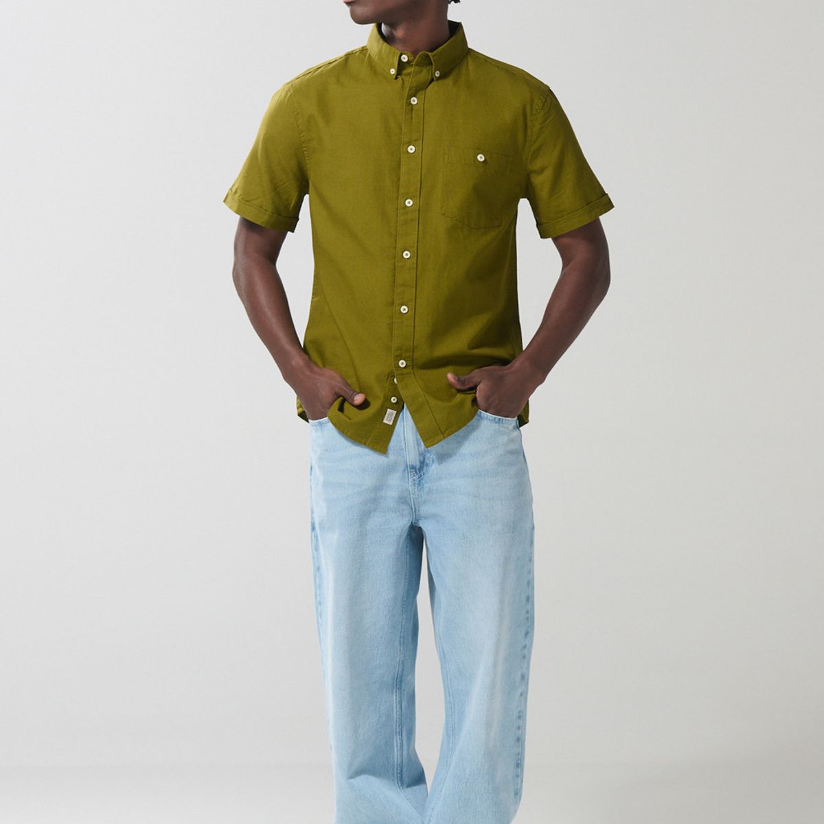 KOAJ - KOAJ Camisa unicolor con bolsillo en frente y cuello button  Hombre