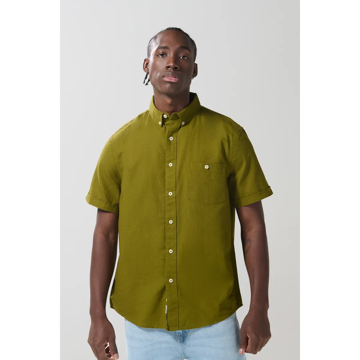 KOAJ - KOAJ Camisa unicolor con bolsillo en frente y cuello button  Hombre
