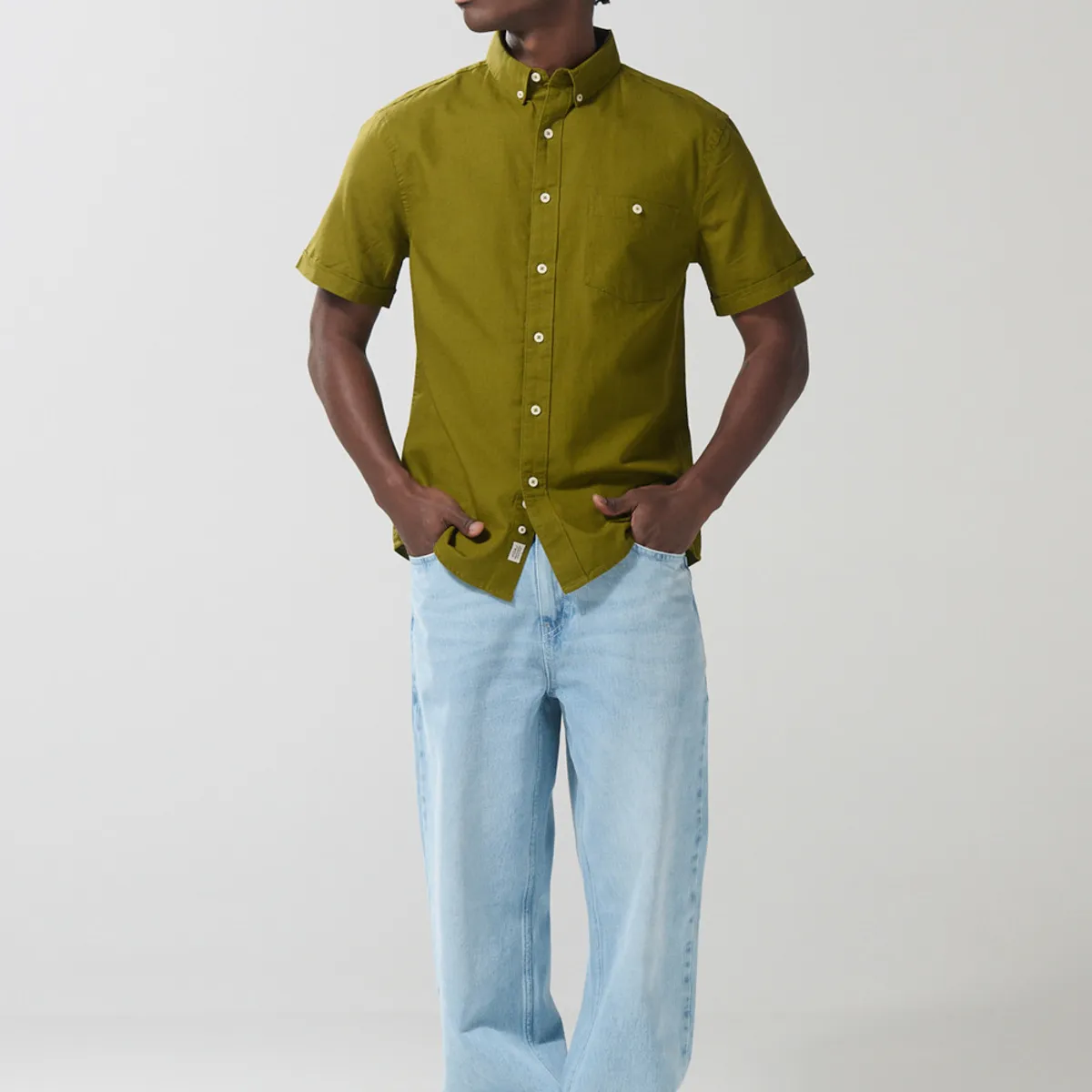 KOAJ - KOAJ Camisa unicolor con bolsillo en frente y cuello button  Hombre