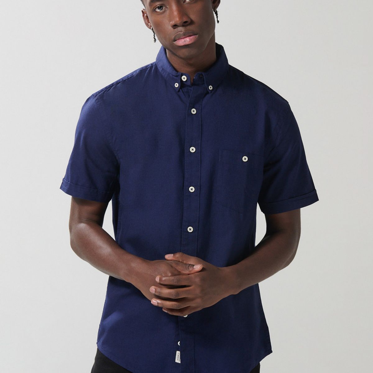 KOAJ - KOAJ Camisa unicolor con bolsillo en frente y cuello button  Hombre