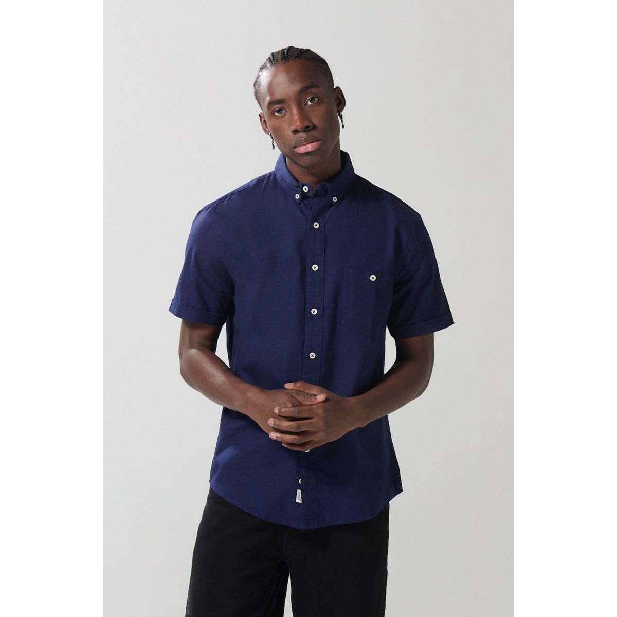 KOAJ - KOAJ Camisa unicolor con bolsillo en frente y cuello button  Hombre
