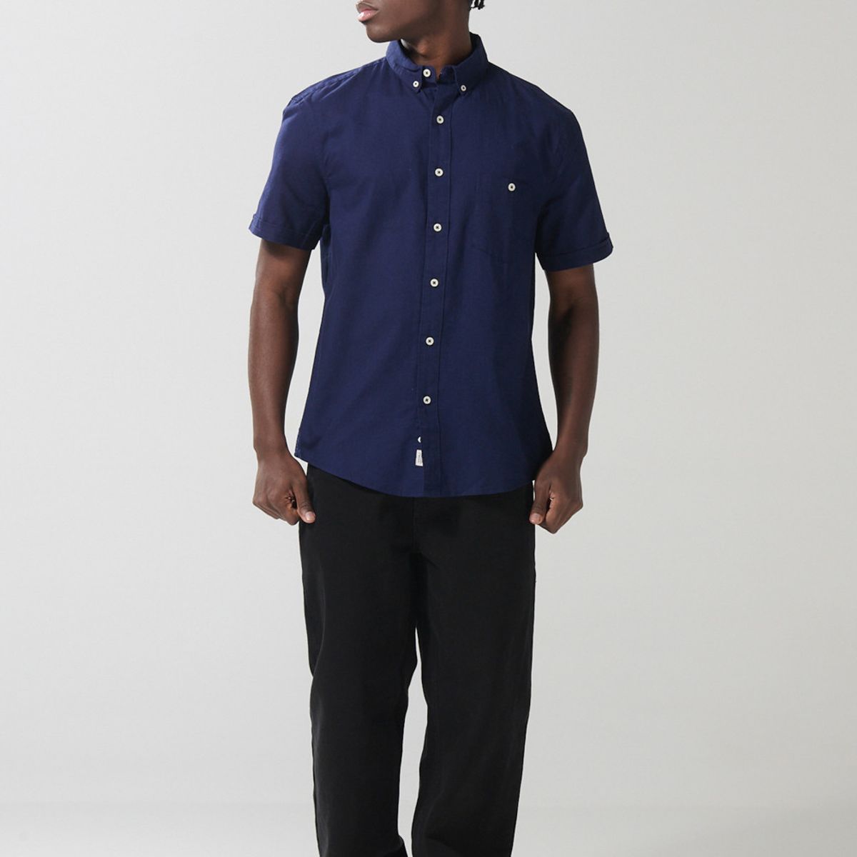 KOAJ - KOAJ Camisa unicolor con bolsillo en frente y cuello button  Hombre