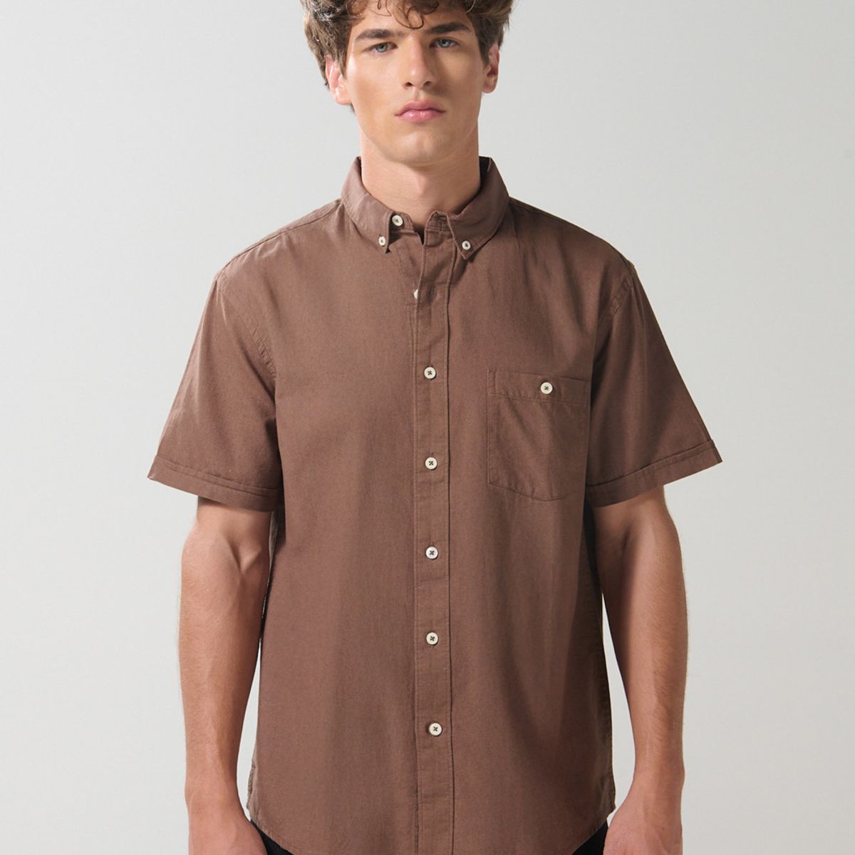 KOAJ - KOAJ Camisa unicolor con bolsillo en frente y cuello button  Hombre