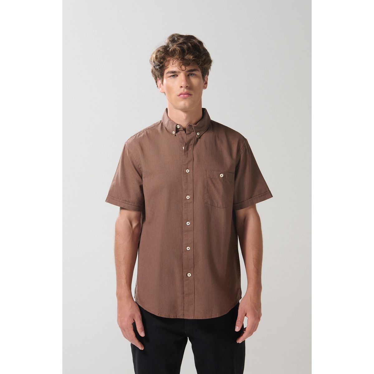 KOAJ - KOAJ Camisa unicolor con bolsillo en frente y cuello button  Hombre