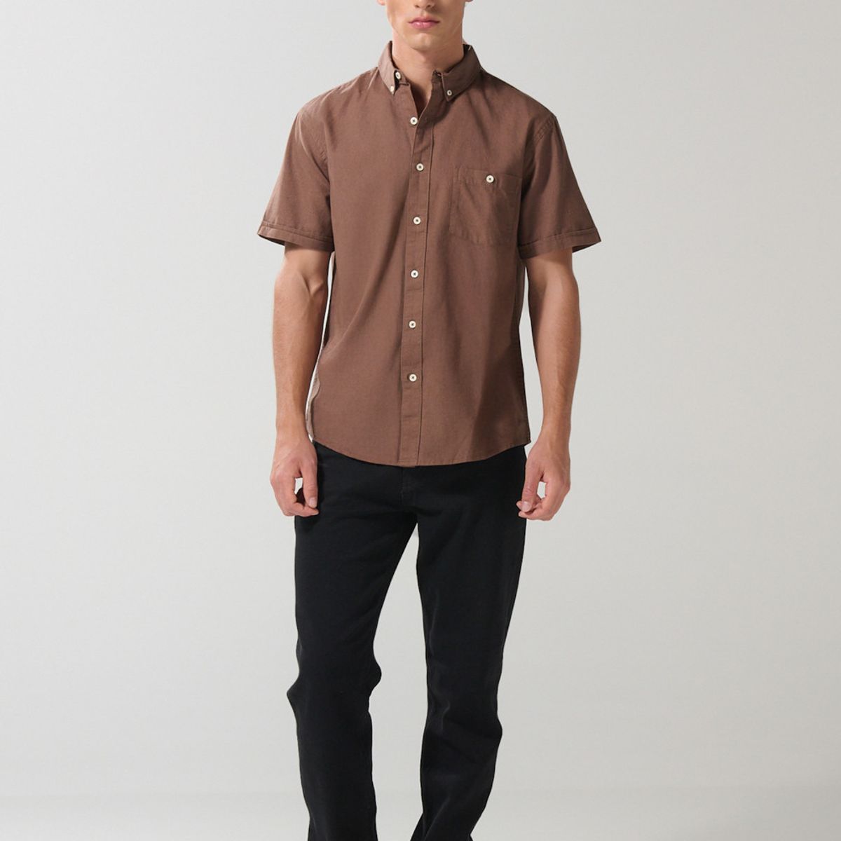 KOAJ - KOAJ Camisa unicolor con bolsillo en frente y cuello button  Hombre