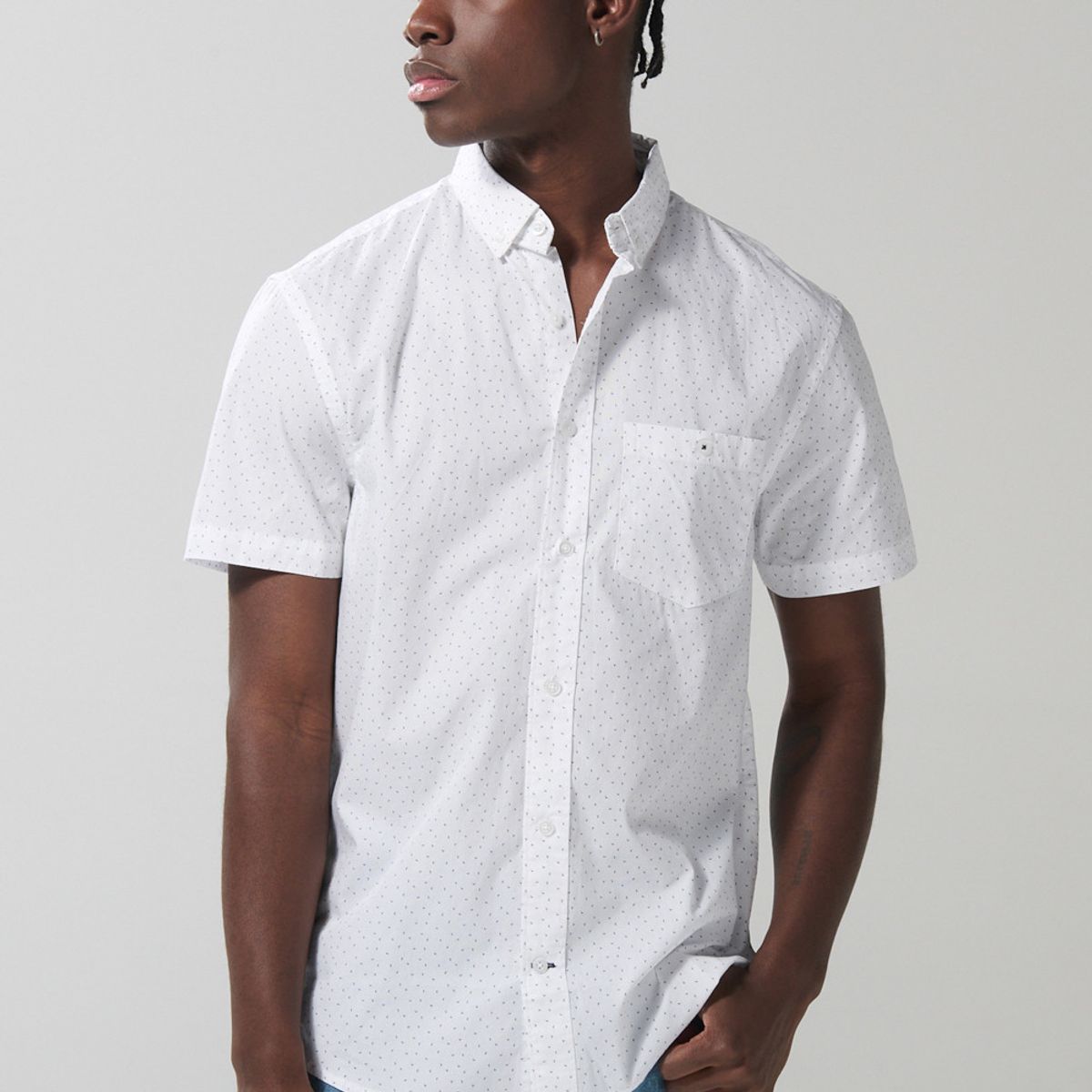 KOAJ - KOAJ Camisa blanca con diseños en mini print y cuello button Hombre