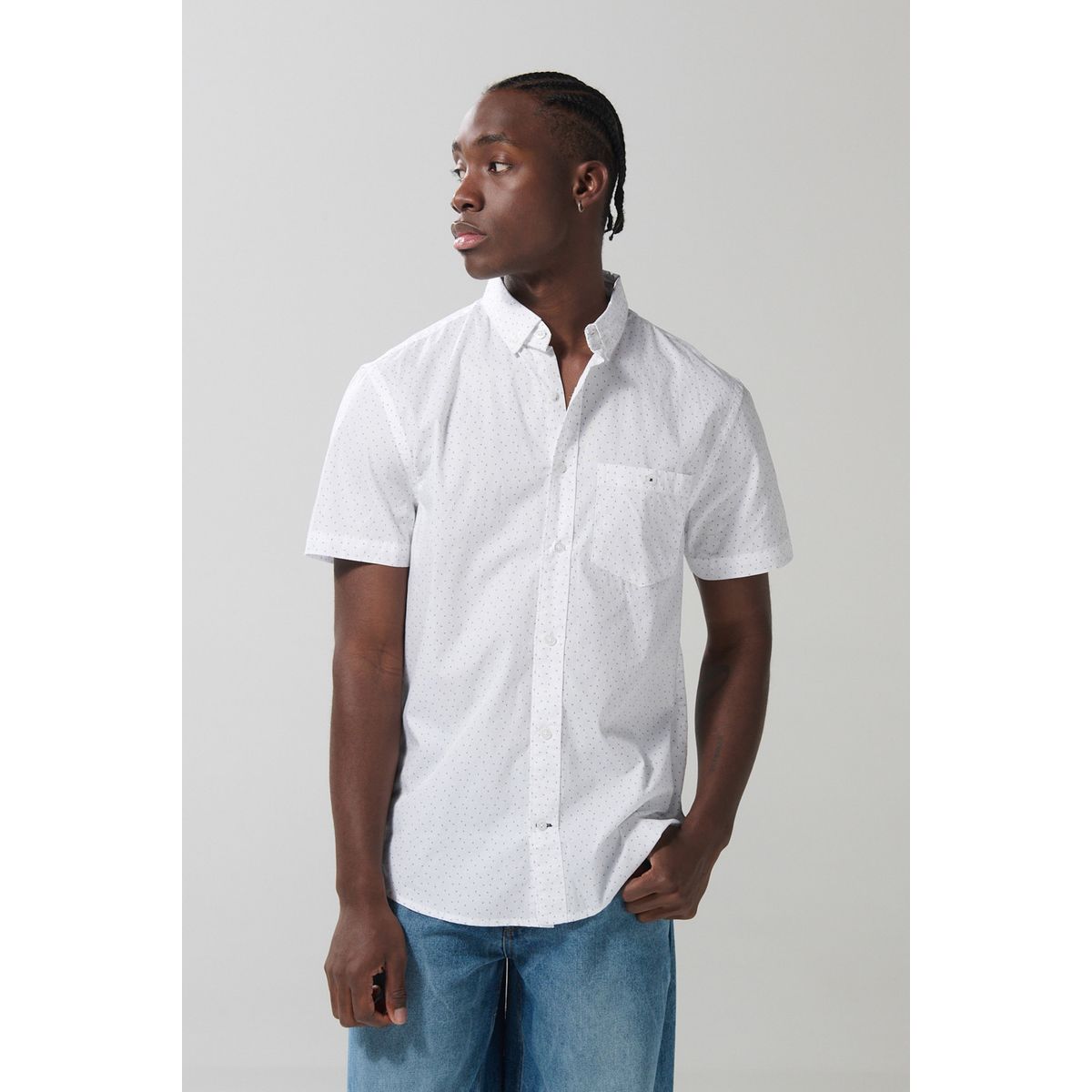 KOAJ - KOAJ Camisa blanca con diseños en mini print y cuello button Hombre